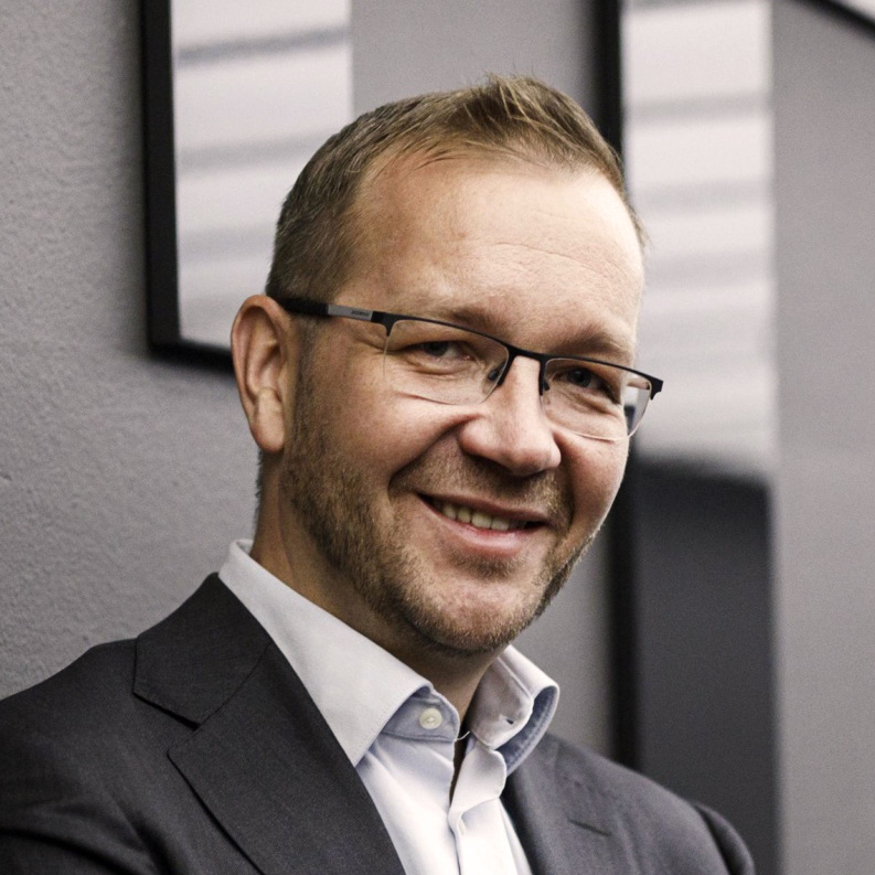 Kuvassa Keskuskauppakamarin toimitusjohtaja Juho Romakkaniemi hymyilee kameralle.