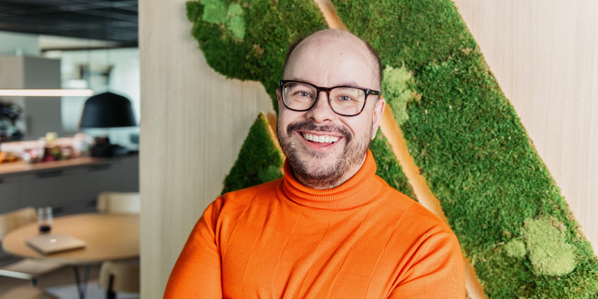 ”Sanojen ja mainoslauseiden lisäksi yrityksellä on oltava uskottavia ja konkreettisia vastuullisuustekoja. Sitä vaativat myös yhteistyökumppanit ja työnhakijat”, Monadin markkinointi- ja viestintäjohtaja Karri Harju muistuttaa.